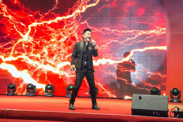 12月(yuè)13日(rì)龍信廣場(chǎng)盛大(dà)開(kāi)業(yè)活動照(zhào)片